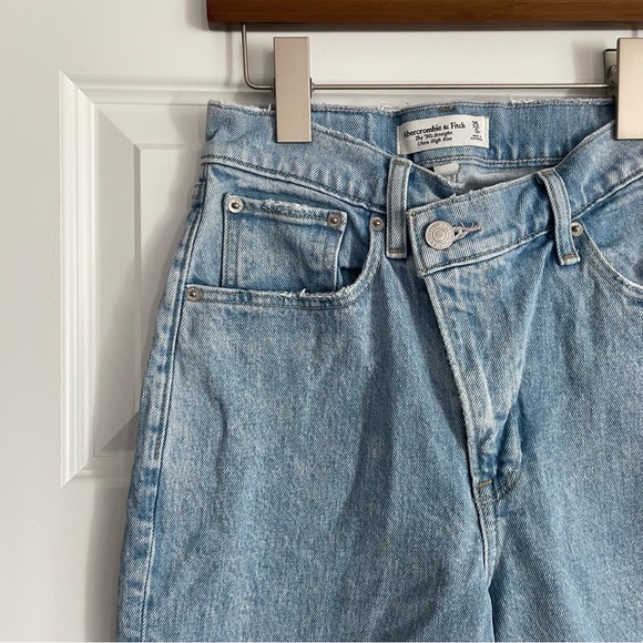Abercrombie The 90s Straight Ultra High Rise Light Wash Jeans Curve Love Size 0R - Picture 3 of 9